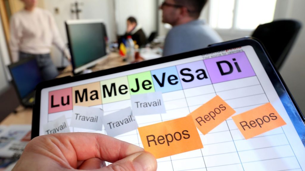 Une nouvelle étude pointe les limites de la semaine "en" quatre jours
Journées de travail bien plus fatigantes, problèmes de garde d’enfants, risque de contreparties…. la semaine de travail en quatre jours n’est pas, selon une étude, la panacée pour tous les salariés.