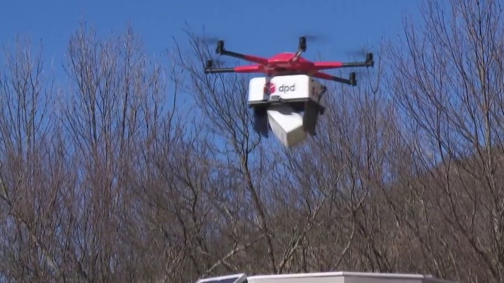 La Poste : la livraison de colis par drones expérimentée en France
Depuis le début de l’année 2024, La Poste a ouvert une ligne expérimentale de livraison de colis par drone entre des villages du Vercors, la troisième de ce type en France.