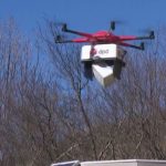 La Poste : la livraison de colis par drones expérimentée en France
Depuis le début de l’année 2024, La Poste a ouvert une ligne expérimentale de livraison de colis par drone entre des villages du Vercors, la troisième de ce type en France.