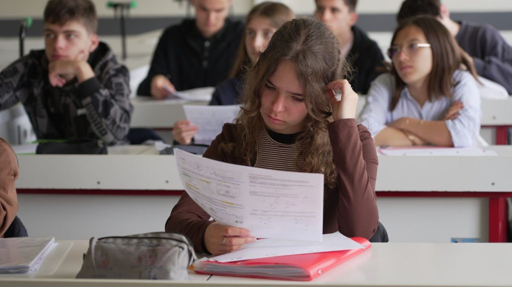 Reportage
Dans le Lot, la lutte contre les déserts médicaux s'organise dès le lycée avec Parcoursup
Inquiète pour le devenir de son offre de santé, la ville de Saint-Céré a créé une option pour convaincre ses lycéens de poursuivre des études de médecine. Avec l'espoir qu'ils reviennent s'installer dans la région une fois leur diplôme en poche.
