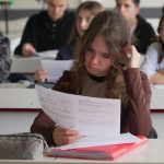 Reportage
Dans le Lot, la lutte contre les déserts médicaux s'organise dès le lycée avec Parcoursup
Inquiète pour le devenir de son offre de santé, la ville de Saint-Céré a créé une option pour convaincre ses lycéens de poursuivre des études de médecine. Avec l'espoir qu'ils reviennent s'installer dans la région une fois leur diplôme en poche.