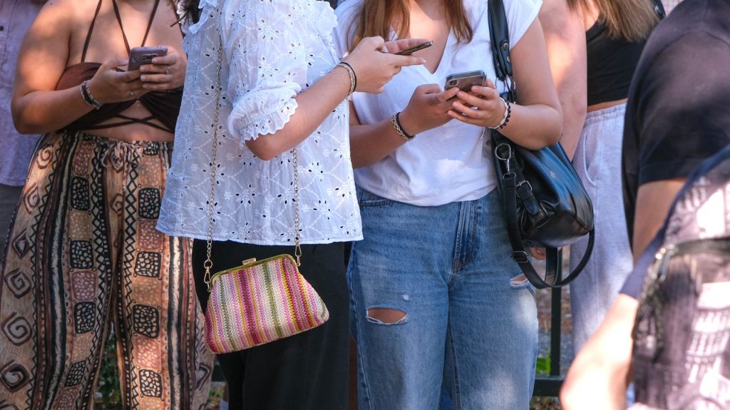 Reportage
"Le téléphone, c'est vraiment un doudou pour eux" : un lycée du Gard teste avec succès des "journées sans portable"
Pour contrer les "dégâts" du téléphone sur certains élèves, le lycée Lucie-Aubrac de Sommières a expérimenté trois journées depuis la rentrée et constate déjà des effets positifs.