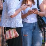 Reportage
"Le téléphone, c'est vraiment un doudou pour eux" : un lycée du Gard teste avec succès des "journées sans portable"
Pour contrer les "dégâts" du téléphone sur certains élèves, le lycée Lucie-Aubrac de Sommières a expérimenté trois journées depuis la rentrée et constate déjà des effets positifs.