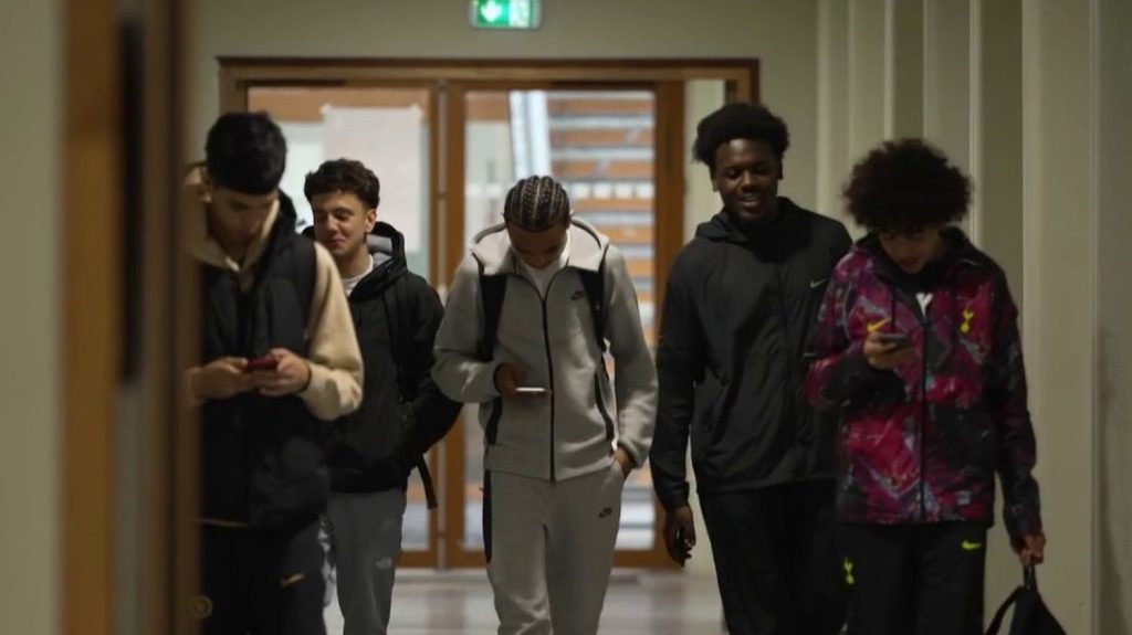 Exposition des jeunes aux écrans : la solution efficace d'un lycée en Seine-Saint-Denis
Comment apprendre aux jeunes générations à se détacher de leurs téléphones ? En Seine-Saint-Denis, deux professeurs d'un lycée d'Épinay-sur-Seine ont mis en place des règles strictes. Selon les heures qu'ils passent devant leurs écrans quotidiennement, ils doivent passer du temps supplémentaire au lycée.
