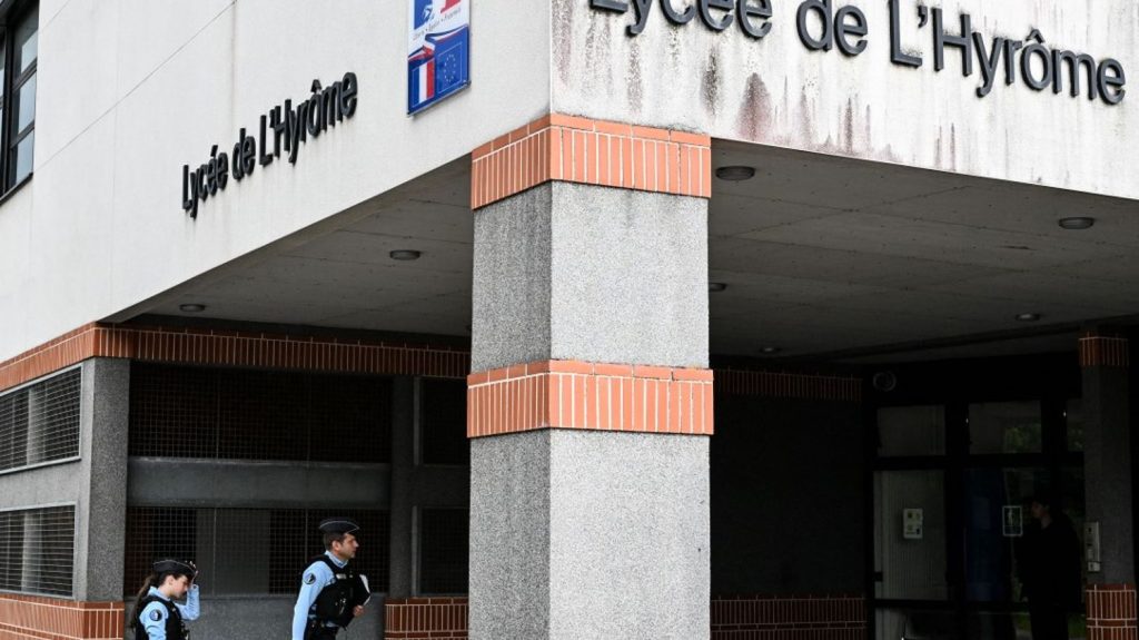 Enseignante agressée dans le Maine-et-Loire : le lycéen mis en examen pour trois tentatives d'assassinat
Le jeune homme est poursuivi pour avoir agressé une enseignante du lycée de l'Hyrôme, à Chevillé-en-Anjou, lundi. Il projetait également de s'en prendre à deux élèves.