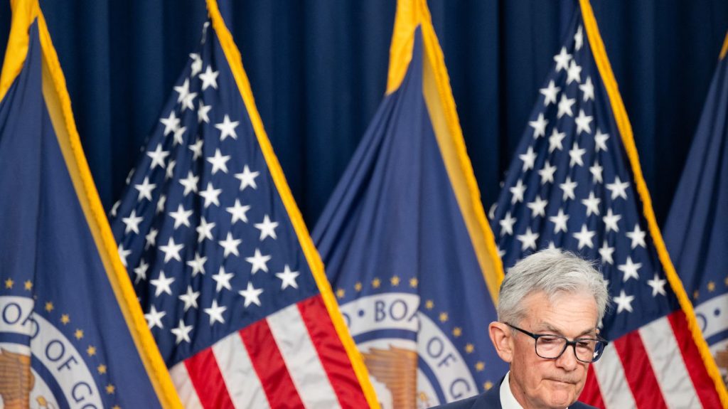 Taux d'intérêt : la Fed maintient ses taux élevés aux États-Unis, mais la BCE pourrait les baisser en Europe dès juin
Alors que les taux d'intérêt restent particulèrement élevés aux États-Unis, la Réserve fédérale américaine estime que ce n’est pas encore le moment de les baisser. Lors de sa dernière réunion, mercredi, elle a décidé de ne pas toucher à sa politique monétaire.
