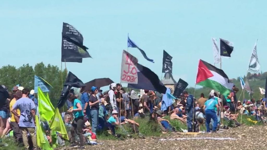 Mégabassines : les manifestants mobilisés dans le Puy-de-Dôme
Dans la journée du samedi 11 mai, des milliers de manifestants se sont donnés rendez-vous dans le Puy-de-Dôme. Ils ont protesté contre le projet de construction de deux réserves d’eau, destinées à irriguer 800 hectares.