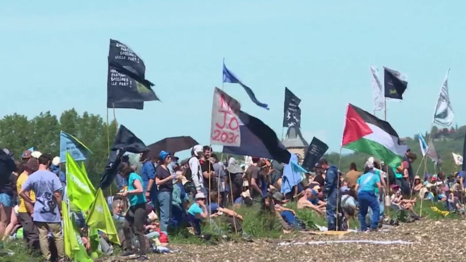 Manifestants mobilisés contre mégabassines dans le Puy-de-Dôme le 11 mai