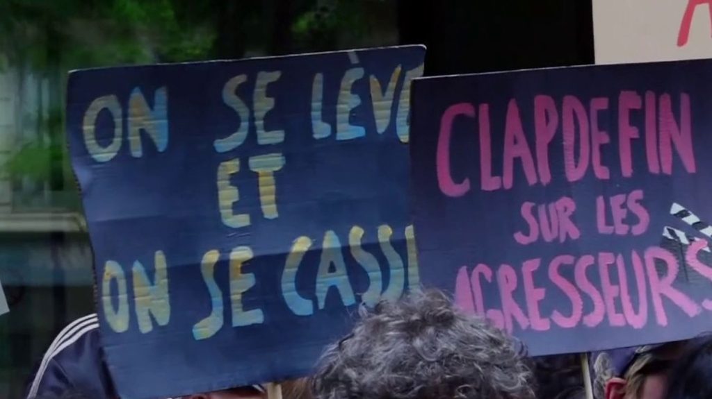 Violences sexuelles : des manifestants réclament la mise en retrait du président du Centre national du cinéma
Le président du Centre national du cinéma, Dominique Boutonnat, doit être jugé en juin pour des accusations d'agression sexuelle sur son filleul de 21 ans, qu'il conteste. Des manifestants ont réclamé sa mise en retrait devant le siège de l'institution, lundi 13 mai.