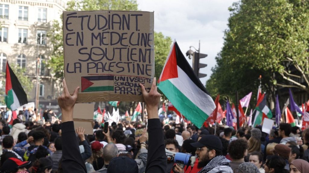 Frappe israélienne à Rafah : environ 10 000 personnes ont manifesté à Paris lundi soir
Ce rassemblement, appelé par la candidate LFI aux élections européennes Rima Hassan, intervient au lendemain d'une frappe israélienne sur Rafah, qui a fait au moins 45 morts.