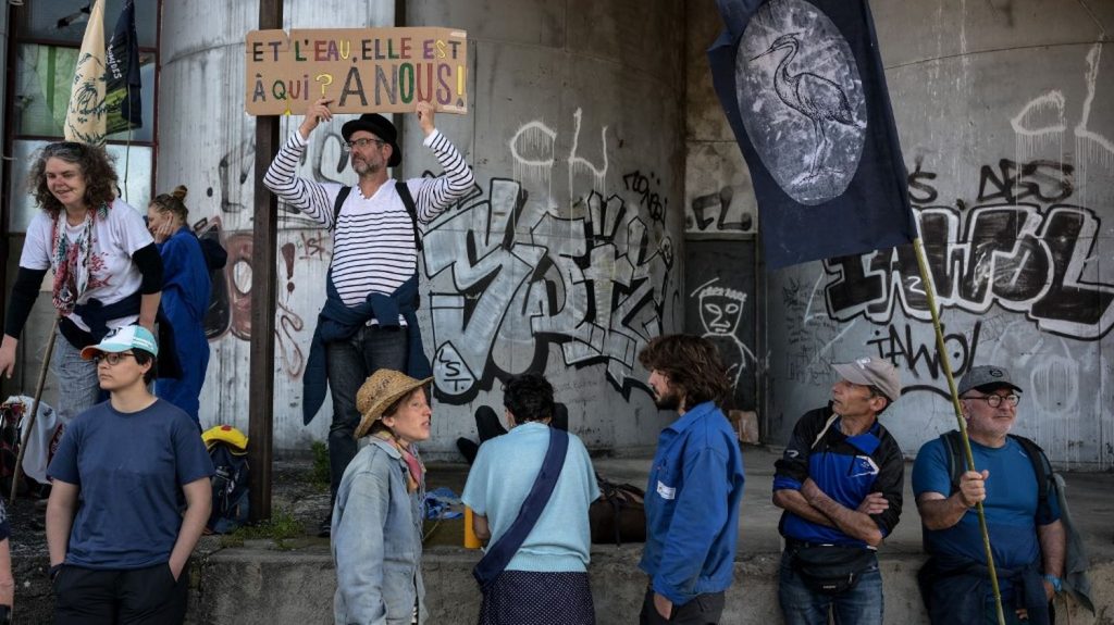 Projet de "gigabassines" : plusieurs milliers de personnes manifestent dans le Puy-de-Dôme
Plusieurs milliers d'opposants ont manifesté contre la construction de deux réserves d'eau, l'une de 14 hectares, l'autre de 18 hectares, destinées à irriguer 800 hectares dans la plaine de la Limagne.