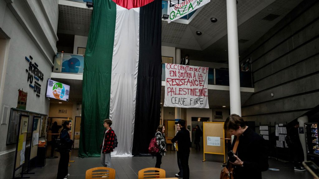 Mobilisations propalestiniennes : la direction de Sciences Po Lyon demande à la centaine d'étudiants de quitter les lieux sous peine de faire appel aux forces de l'ordre
Un amphithéatre de l'Institut d'études politiques de Lyon est occupé jeudi soir par des manifestants propalestiniens.
