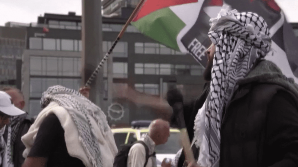 Eurovision 2024 : plusieurs manifestations contre la participation d’Israël
La candidature israélienne au concours de l’Eurovision, dont la finale se déroule samedi 11 mai en Suède, alimente de nombreuses tensions dans le contexte du conflit entre l’État hébreu et le Hamas. Des milliers de manifestants se sont rassemblés dans les rues de Malmö.