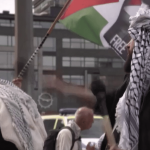 Eurovision 2024 : plusieurs manifestations contre la participation d’Israël
La candidature israélienne au concours de l’Eurovision, dont la finale se déroule samedi 11 mai en Suède, alimente de nombreuses tensions dans le contexte du conflit entre l’État hébreu et le Hamas. Des milliers de manifestants se sont rassemblés dans les rues de Malmö.