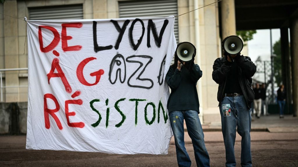 Manifestations propalestiniennes : "On sait ce qu'on fait, on sait ce qu'on dit", défendent des étudiants lyonnais qui contestent toute instrumentalisation politique
Alors que le mouvement de soutien au peuple palestinien entamé à Sciences Po Paris s'étend aux IEP de régions, 200 étudiants se sont réunis à Lyon et défendent un mouvement spontané.