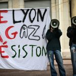 Manifestations propalestiniennes : "On sait ce qu'on fait, on sait ce qu'on dit", défendent des étudiants lyonnais qui contestent toute instrumentalisation politique
Alors que le mouvement de soutien au peuple palestinien entamé à Sciences Po Paris s'étend aux IEP de régions, 200 étudiants se sont réunis à Lyon et défendent un mouvement spontané.