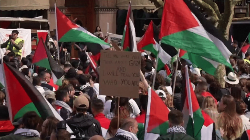 Eurovision 2024 : le concours perturbé par des manifestations propalestiniennes
La finale de l’Eurovision se tient ce samedi 11 mai. Le concours de cette année est particulièrement tendu avec la présence de manifestations propalestiniennes, réclament l’exclusion d’Israël.