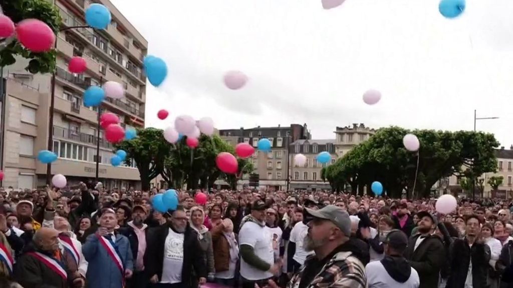 Meurtre de Matisse : 8 000 personnes à la marche blanche de Châteauroux
Plusieurs milliers de personnes se sont réunies samedi dans les rues de Châteauroux (Indre) afin de rendre hommage à Matisse. L'adolescent de 15 ans a été poignardé à mort par un camarade du même âge le 27 avril.