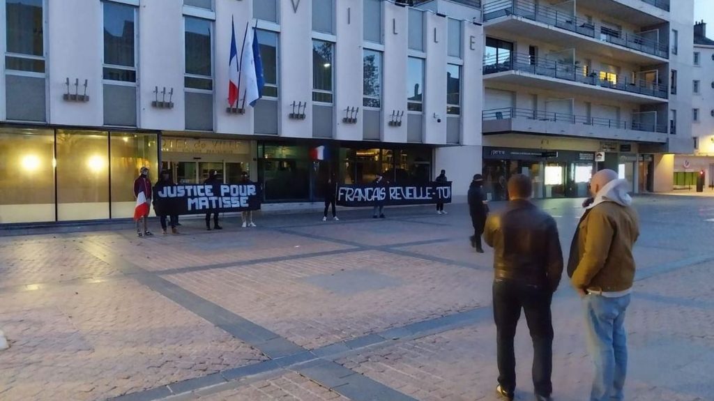 Meurtre de Matisse : à la veille de la marche blanche, des militants identitaires ont déployé des banderoles devant l'hôtel de ville de Châteauroux
La marche blanche prévue samedi à partir de 15h30 réunira entre 3 000 et 10 000 personnes, selon une estimation de la préfecture de l'Indre.
