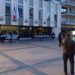 Meurtre de Matisse : à la veille de la marche blanche, des militants identitaires ont déployé des banderoles devant l'hôtel de ville de Châteauroux
La marche blanche prévue samedi à partir de 15h30 réunira entre 3 000 et 10 000 personnes, selon une estimation de la préfecture de l'Indre.