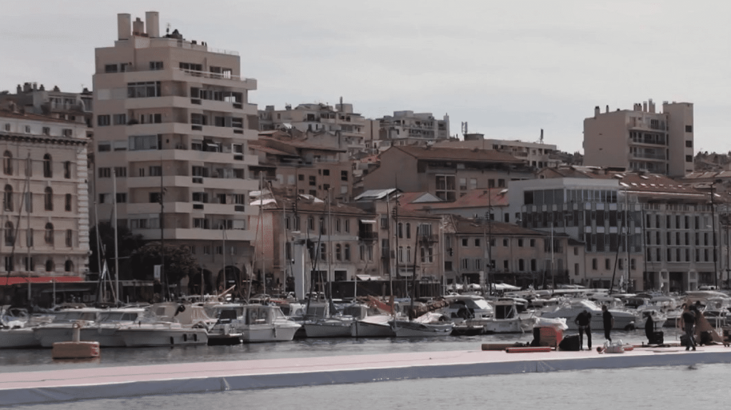 Paris 2024 : Marseille se prépare à recevoir la flamme olympique
La ville de Marseille se prépare à accueillir la flamme olympique mercredi 8 mai, première étape de son parcours sur le sol français. Opération de grand nettoyage et d’installation pour cette fête qui s’annonce grandiose.