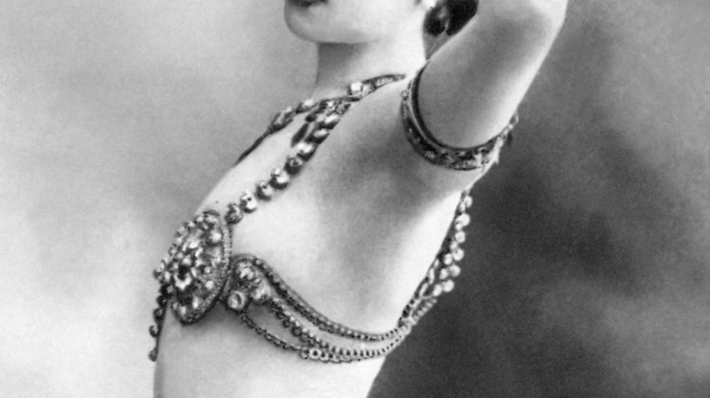 Fusillée pour l'exemple : Mata Ari
Le 15 octobre 1917, pendant la Première Guerre mondiale, Mata Hari était fusillée au polygone de tir de Vincennes. Moins pour ses activités d'espionne que pour remonter le moral de l'armée française alors en difficulté. Avec Rémi Kauffer, historien, auteur de "Histoire mondiale des services secrets".