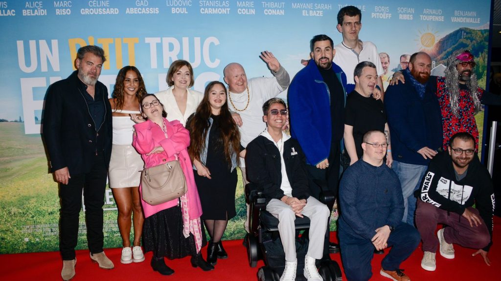 Cinéma : le film "Un p'tit truc en plus" signe le meilleur démarrage de l'année en France
Artus et sa bande de comédiens amateurs ont attiré près de 280 000 spectateurs, 24 heures après la sortie officielle du film, mercredi.