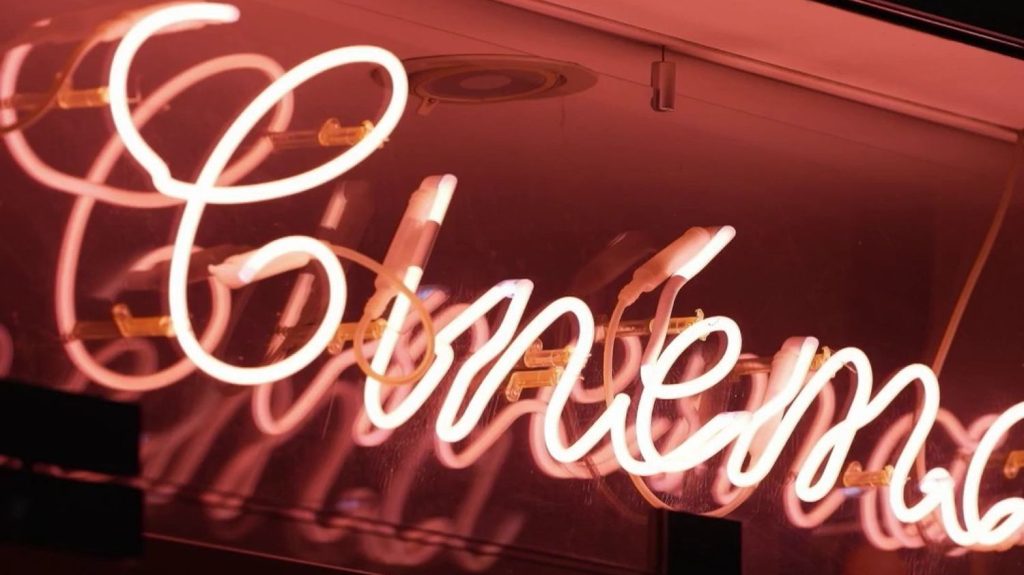 Cinéma : comment l'intelligence artificielle menace-t-elle le monde du spectacle ?
Mouvement de colère dans l'industrie du cinéma, car les studios de Hollywood souhaiteraient utiliser les images et les voix des acteurs afin d'en faire des copies numériques.
