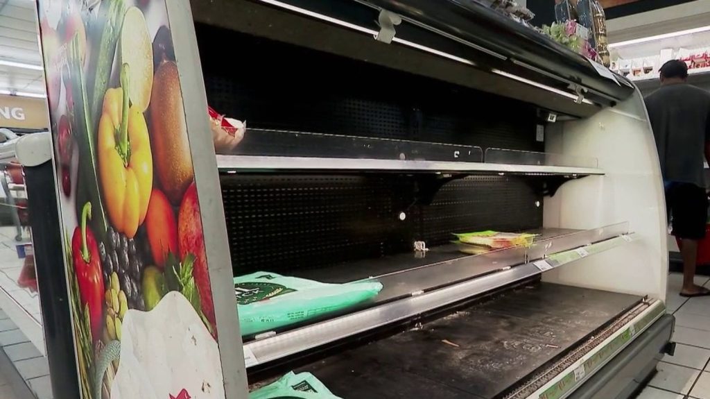 Émeutes en Nouvelle-Calédonie : la menace de pénuries inquiète les habitants
À Nouméa, en Nouvelle-Calédonie, le risque de pénuries de produits alimentaires et de médicaments s'accentue, jeudi 16 mai. Un pont aérien entre la métropole et l'archipel devrait être mis en place pour acheminer de l'aide.