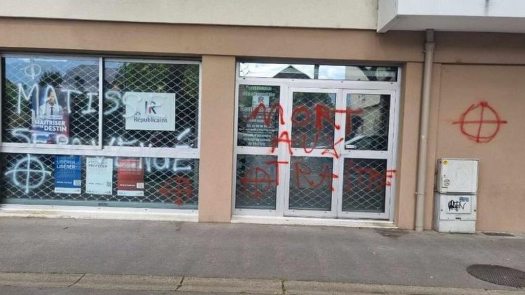Haute-Savoie : la permanence de LR taguée à Annecy avec des menaces de mort
Le président du parti Les Républicains en Haute-Savoie et et président du conseil départemental va porter plainte.