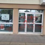 Haute-Savoie : la permanence de LR taguée à Annecy avec des menaces de mort
Le président du parti Les Républicains en Haute-Savoie et et président du conseil départemental va porter plainte.