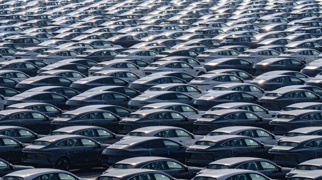 Automobile : la France cherche à se protéger face à la déferlante de voitures chinoises
Le ministre de l'Économie Bruno Le Maire annonce lundi matin des mesures pour soutenir la filière automobile, notamment le maintien du bonus sur les voitures électriques neuves produites en France. Une façon de contrer la déferlante chinoise.