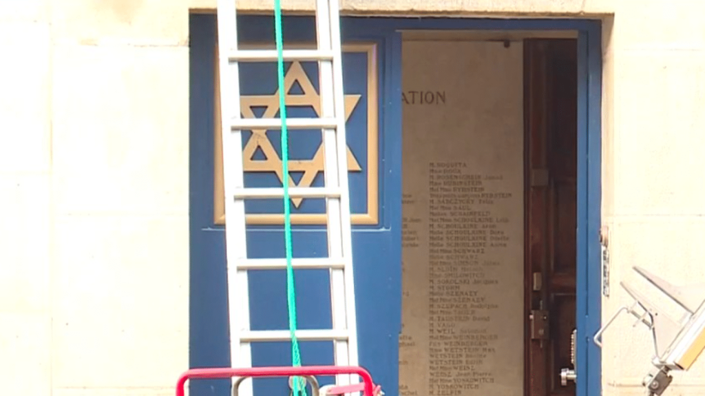Attaque contre la synagogue de Rouen : un "acte évidemment antisémite", selon le ministre de l’Intérieur
Vendredi 17 mai, un homme a tenté de mettre le feu à la synagogue de Rouen, en Seine-Maritime, avant de menacer les forces de l’ordre. Il a été abattu. Dans l’après-midi, Gérald Darmanin s’est rendu sur place et a affirmé son soutien à la communauté juive.