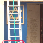 Attaque contre la synagogue de Rouen : un "acte évidemment antisémite", selon le ministre de l’Intérieur
Vendredi 17 mai, un homme a tenté de mettre le feu à la synagogue de Rouen, en Seine-Maritime, avant de menacer les forces de l’ordre. Il a été abattu. Dans l’après-midi, Gérald Darmanin s’est rendu sur place et a affirmé son soutien à la communauté juive.