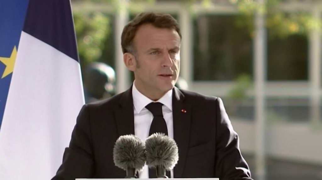 Emmanuel Macron en Nouvelle-Calédonie : quel est le but de la mission de dialogue ?
Emmanuel Macron se rend en Nouvelle-Calédonie, mercredi 22 mai, pour installer une mission de dialogue et mettre fin aux émeutes qui émaillent l'archipel.