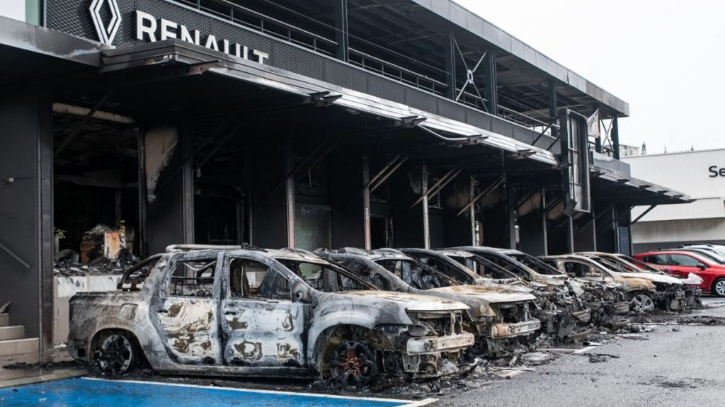 Emeutes en Nouvelle-Calédonie : des parlementaires s'accordent pour demander une mission de dialogue et un report du Congrès
Les autorités se sont réjouies vendredi d'un recul des violences dans l'archipel sous état d'urgence. Les émeutes ont fait cinq morts depuis lundi.