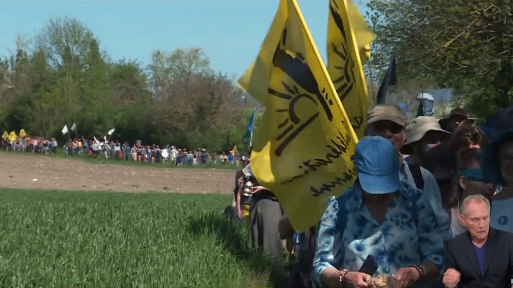 Environnement : une journée de mobilisation contre les mégabassines
Dans le Puy-de-Dôme, une nouvelle manifestation contre les mégabassine a eu lieu samedi 11 mai. 6 500 personnes se sont rassemblées à l’appel de plusieurs associations écologistes et de la Confédération paysanne.