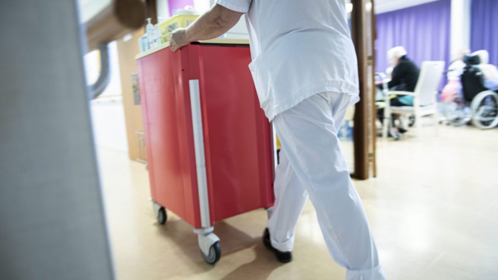 40% des actifs en emploi ont une vie sous contrainte, et la monoparentalité est un facteur aggravant
Agents d’entretien, aides à domicile, caissières, éboueurs, livreurs, ouvriers agricoles… Les travailleurs essentiels à la société – mis en lumière pendant la crise covid – représentent 11 millions d’actifs en emploi sur 28 millions, selon une étude de la fondation Travailler autrement. Parmi leurs multiples contraintes, celle de la monoparentalité est particulièrement saillante.
