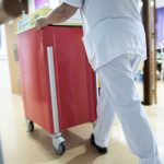 40% des actifs en emploi ont une vie sous contrainte, et la monoparentalité est un facteur aggravant
Agents d’entretien, aides à domicile, caissières, éboueurs, livreurs, ouvriers agricoles… Les travailleurs essentiels à la société – mis en lumière pendant la crise covid – représentent 11 millions d’actifs en emploi sur 28 millions, selon une étude de la fondation Travailler autrement. Parmi leurs multiples contraintes, celle de la monoparentalité est particulièrement saillante.