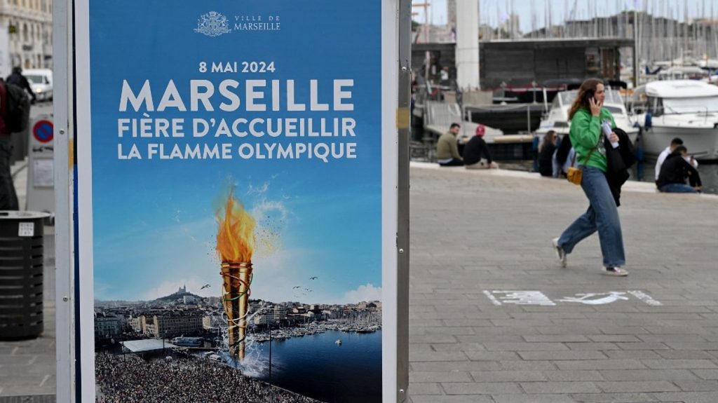 Paris 2024 : le thème musical des Jeux dévoilé à l'arrivée de la flamme à Marseille
Le compositeur Victor Le Masne entend "accueillir tout le monde" avec "Parade", la musique officielle des Jeux olympiques et paralympiques de Paris.