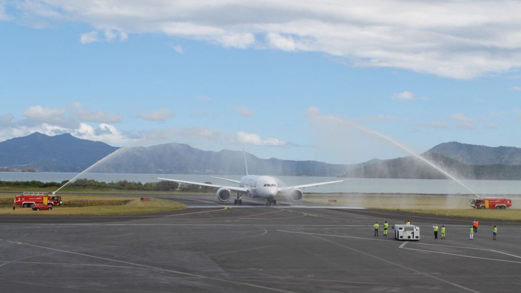 Mayotte : le gouvernement s'engage à construire un nouvel aéroport pour permettre des vols gros porteurs directs vers la métropole
Le site "est exposé à un risque géologique majeur lié à la présence d'un volcan sous-marin dont personne ne pouvait anticiper les impacts", a rappelé le ministre des Transports, Patrice Vergriete.