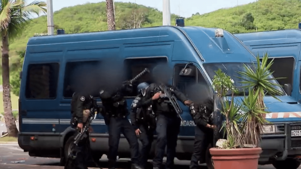 Émeutes en Nouvelle-Calédonie : 2 700 membres des forces de l'ordre mobilisés
2 700 membres des forces de l'ordre sont mobilisés en Nouvelle-Calédonie pour tenter de mettre fin aux violences qui frappent le territoire. Depuis lundi 13 mai, cinq personnes sont mortes, dont deux gendarmes.