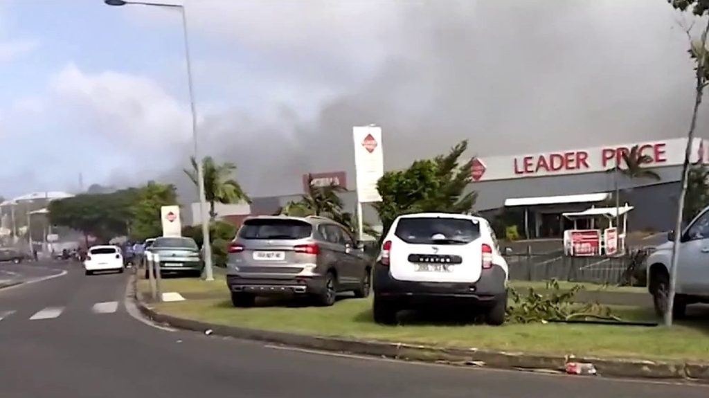 Émeutes en Nouvelle-Calédonie : certains quartiers de Nouméa sont encore hors de contrôle
Les autorités peinent à reconquérir certains quartiers de Nouméa, en Nouvelle-Calédonie, vendredi 17 mai. Des émeutiers ont réussi à voler des voitures de police.
