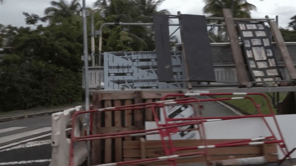 Émeutes en Nouvelle-Calédonie : Nouméa toujours sous haute tension
En Nouvelle-Calédonie, la ville de Nouméa est toujours en proie à des émeutes, dimanche 19 mai. Des barrages de fortune ont été installés partout. La ville fait aussi face à des difficultés d'approvisionnement.