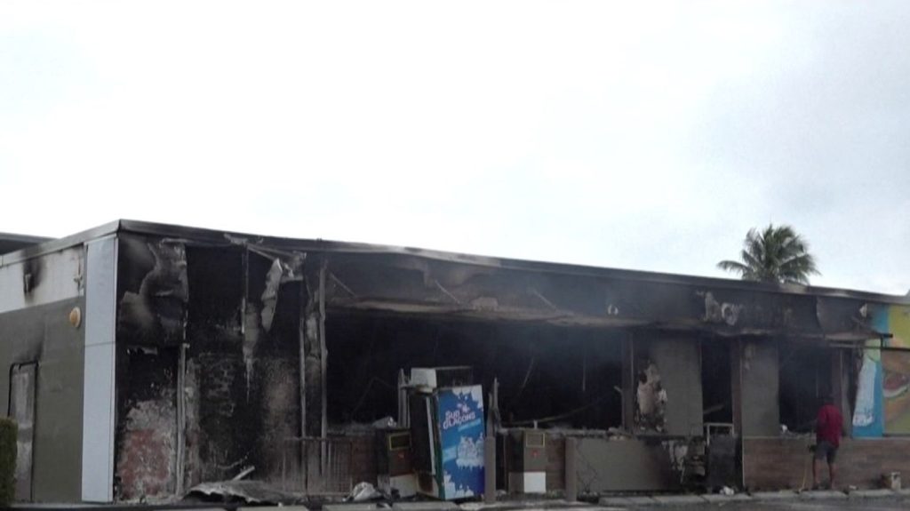 Émeutes en Nouvelle-Calédonie : vers une quatrième nuit de violence ?
Trois jours après le début des émeutes à Nouméa, en Nouvelle-Calédonie, une nouvelle nuit de violence s'amorce jeudi 16 mai. Néanmoins, la situation semble s'apaiser peu à peu.