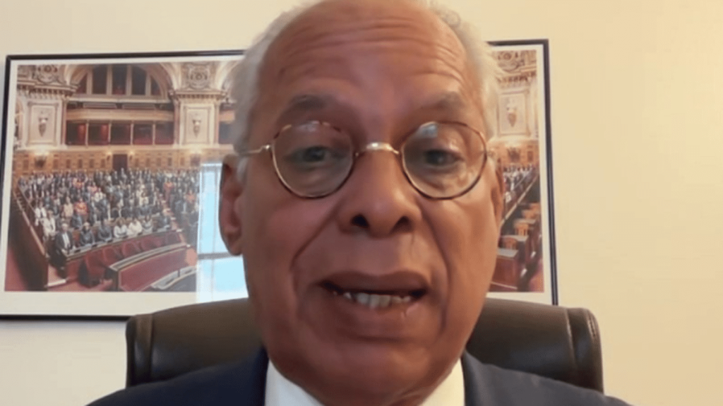 État d'urgence en Nouvelle-Calédonie : "La réponse uniquement et exclusivement sécuritaire ne donnera pas de solution", estime l'ancien ministre des Outre-mer Victorin Lurel
Victorin Lurel, ancien ministre des Outre-mer de 2012 à 2014 et sénateur socialiste de la Guadeloupe, réagit dans le 19/20 info du mercredi 15 mai aux émeutes qui frappent actuellement la Nouvelle-Calédonie.