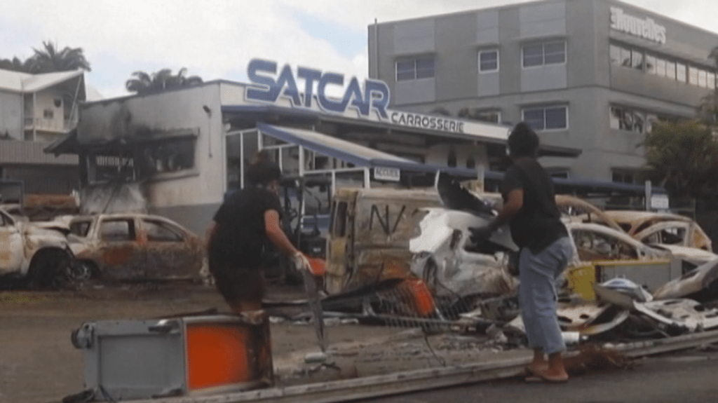 Émeutes en Nouvelle-Calédonie : des quartiers de Nouméa toujours hors de contrôle
De l’aveu même du haut-commissaire de la République en Nouvelle-Calédonie, certains quartiers de Nouméa sont désormais hors de contrôle. Des renforts de policiers et gendarmes sont arrivés sur l’île, vendredi 17 mai.