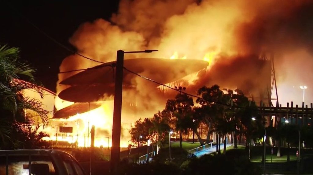 Nouvelle-Calédonie : une nuit d’émeutes à Nouméa
Des violences urbaines touchent la Nouvelle-Calédonie, alors que la réforme constitutionnelle est examinée à l'Assemblée nationale. La première nuit de couvre-feu à Nouméa, du lundi 13 au mardi 14 mai, a été marquée par des émeutes.