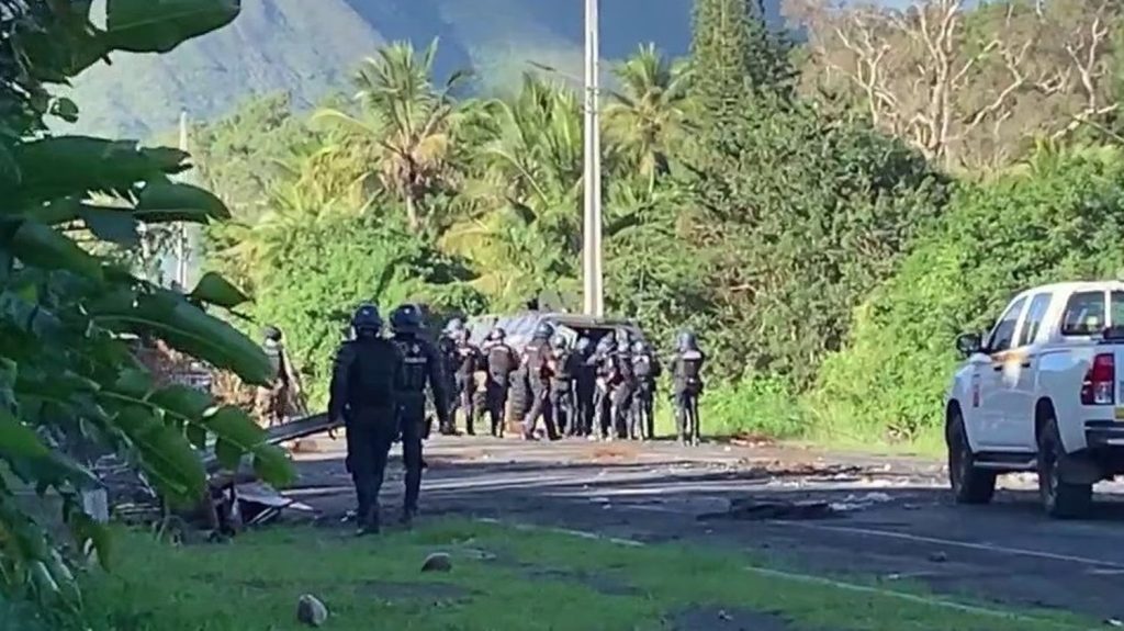 Émeutes en Nouvelle-Calédonie : un nouveau mort après une altercation avec la police
En Nouvelle-Calédonie, un homme de 48 ans est décédé après une altercation avec la police. L’individu a été atteint par le tir d’un policier, vendredi 24 mai.
