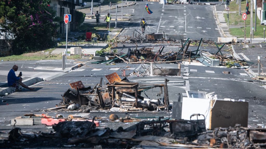 Nouvelle-Calédonie : un homme tué sur un barrage, six morts depuis le début des émeutes
Le général Nicolas Matthéos, commandant de la gendarmerie en Nouvelle-Calédonie, a précisé qu'il y avait eu "un mort et deux blessés à Kaala-Gomen", une commune de la province Nord.